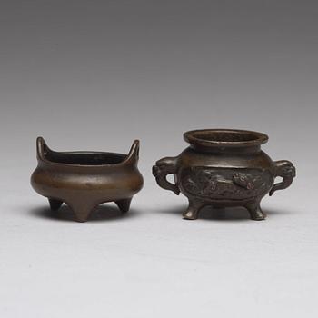 A pair of miniatyre censers, Qing dynasty, 19th Century.