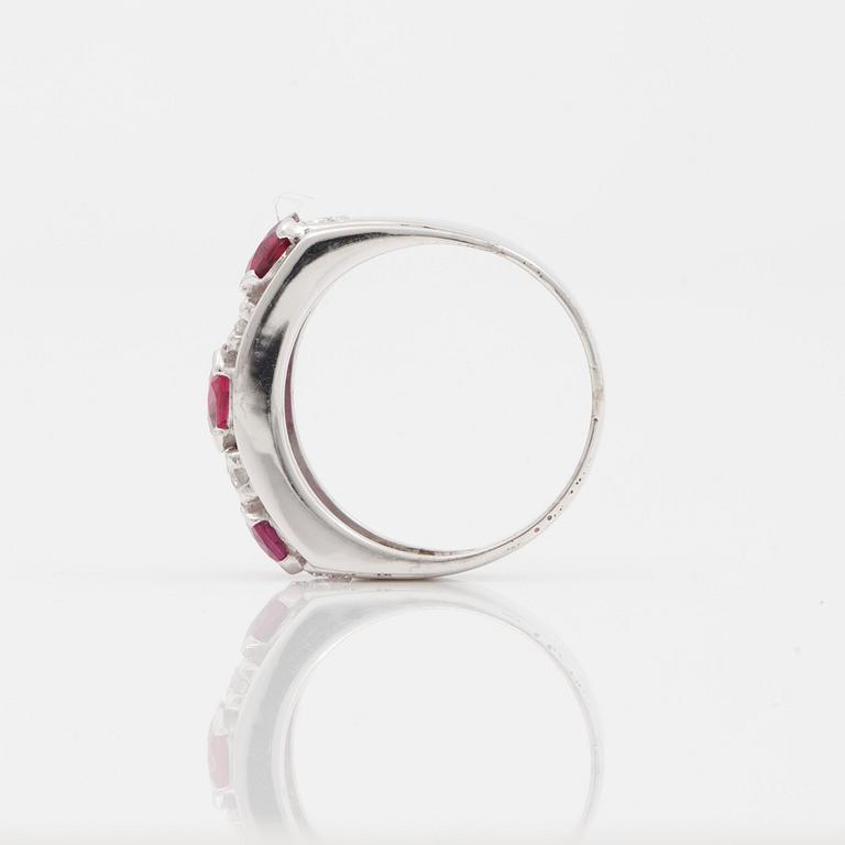 RING med rubiner samt diamanter, totalt ca 0.60 ct.