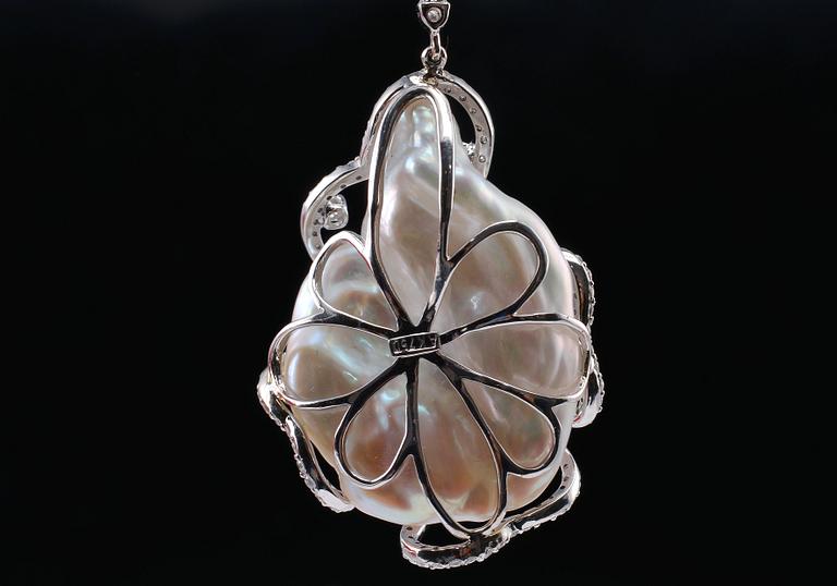 A PENDANT, brilliant cut diamonds c. 0.96 ct. Baroque south sea pearl. Weight 13,4 g.