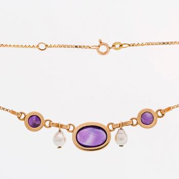 COLLIER 18K guld m 1 större ametist ca 15 x 10 mm 2 mindre ametister samt 2 odlade pärlor ca 6 mm.