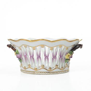 Royal Copenhagen, “Saxon Flower”, full lace, 20 plates and a reticulated bowl. Denmark, 1890–1922.