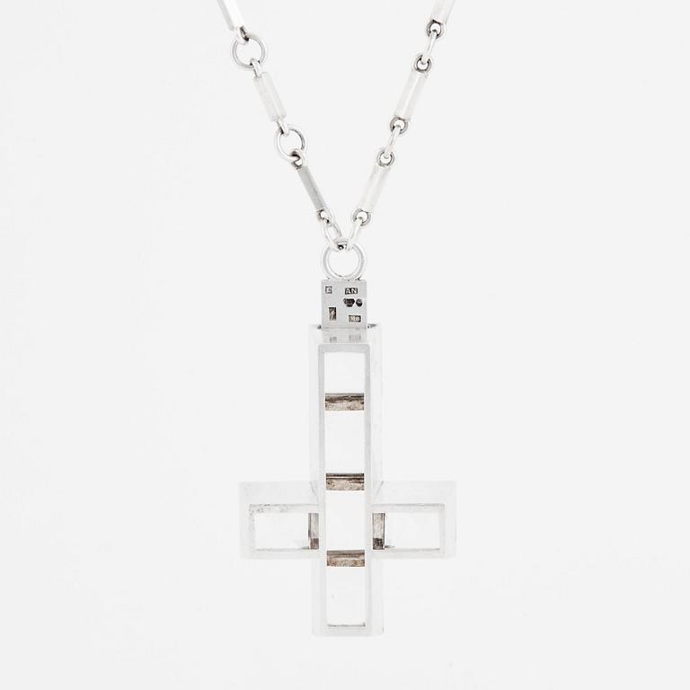 Wiwen Nilsson, hängsmycke i form av ett kors i sterlingsilver med fasettslipad bergkristall, Lund 1938.