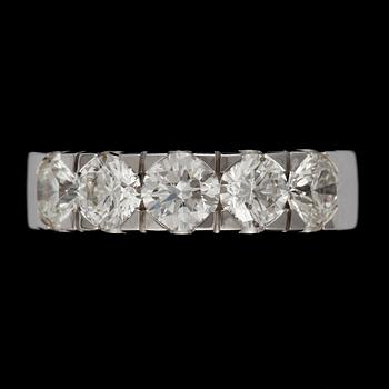 RING, 18k vitguld med 5 briljantslipade diamanter tot ca 2,00 ct. Vikt ca 7,4 gram.