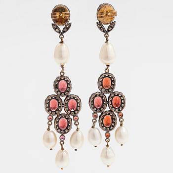 A pair of 14K gold earrings with diamonds ca. 1.92 ct in total, garnets and cultured pearls.