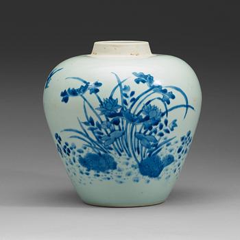 337. A blue and white ovoid jar, Transitional, 17th century.