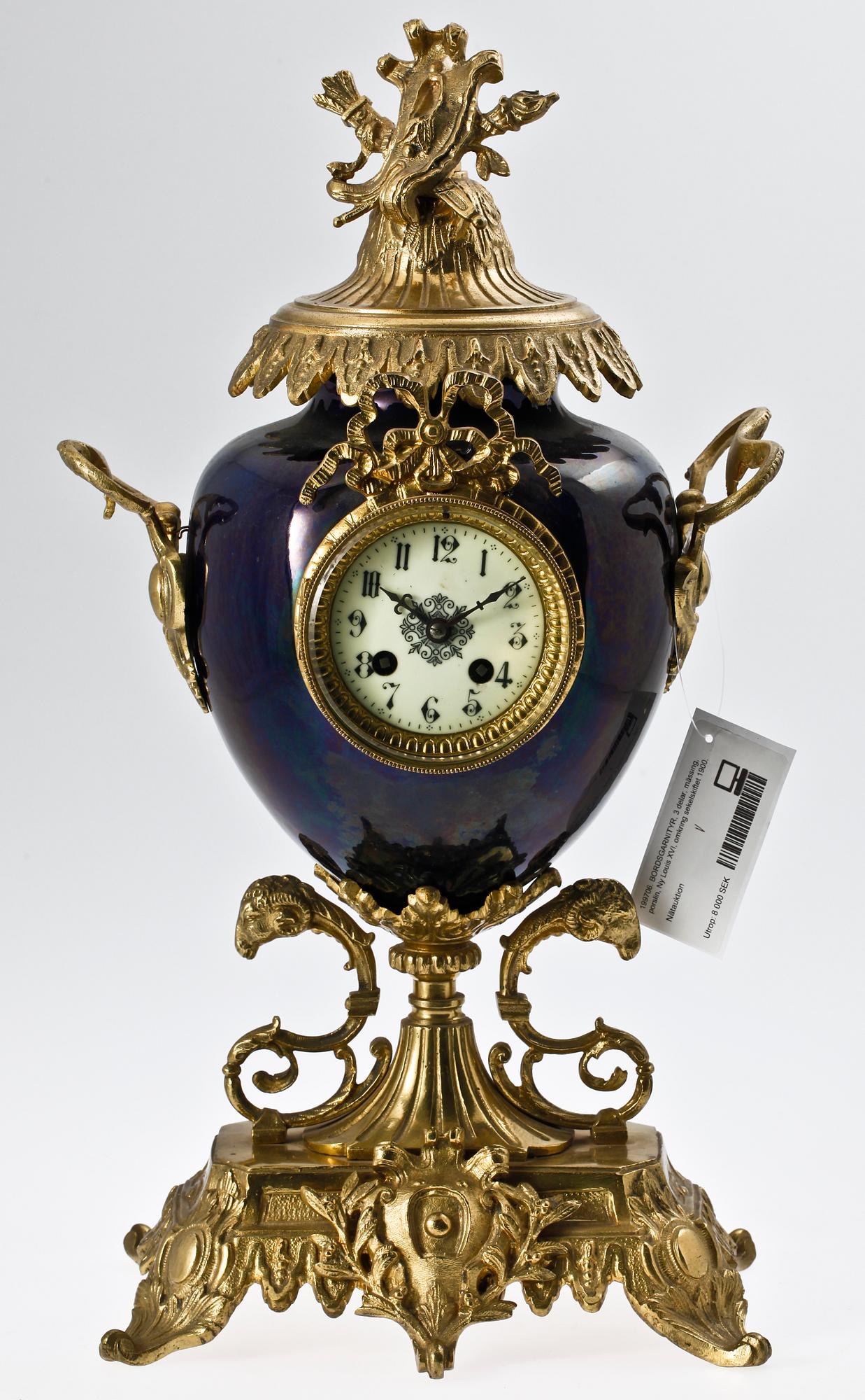 BORDSGARNITYR, 3 delar, mässing, porslin, Ny Louis XVI, omkring sekelskiftet 1900.