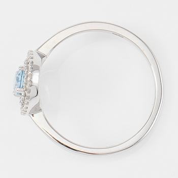 RING, 14K vitguld, diamanter tot ca 0.17 ct. och akvamariner ca 0.50 ct.