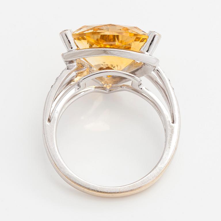 Ring, 18K vitguld med citrin och diamanter. Mauboussin, Paris.