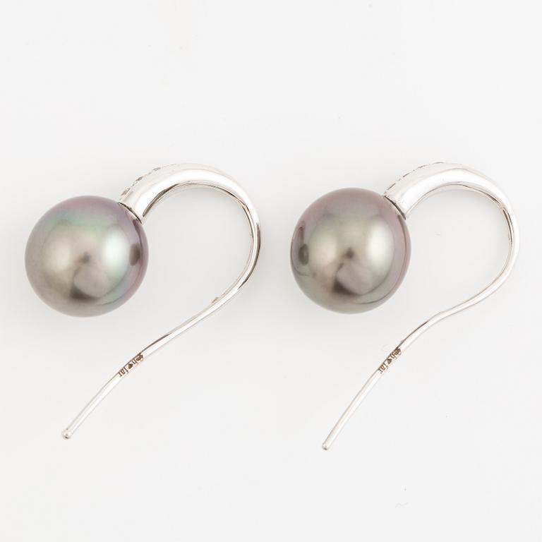 Örhängen 18K vitguld med odlade Tahitipärlor och briljantslipade diamanter.