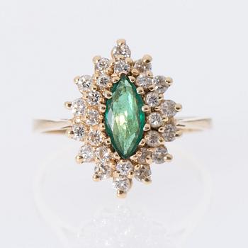 RING, fasettslipad smaragd, briljantslipade diamanter, 14K guld.