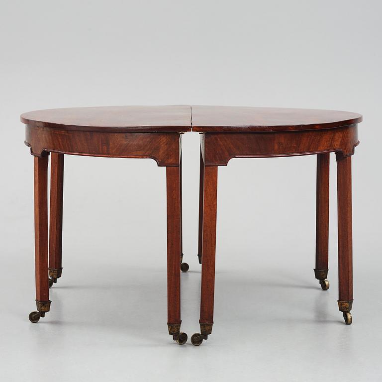 A George III late 18th century dinner table.