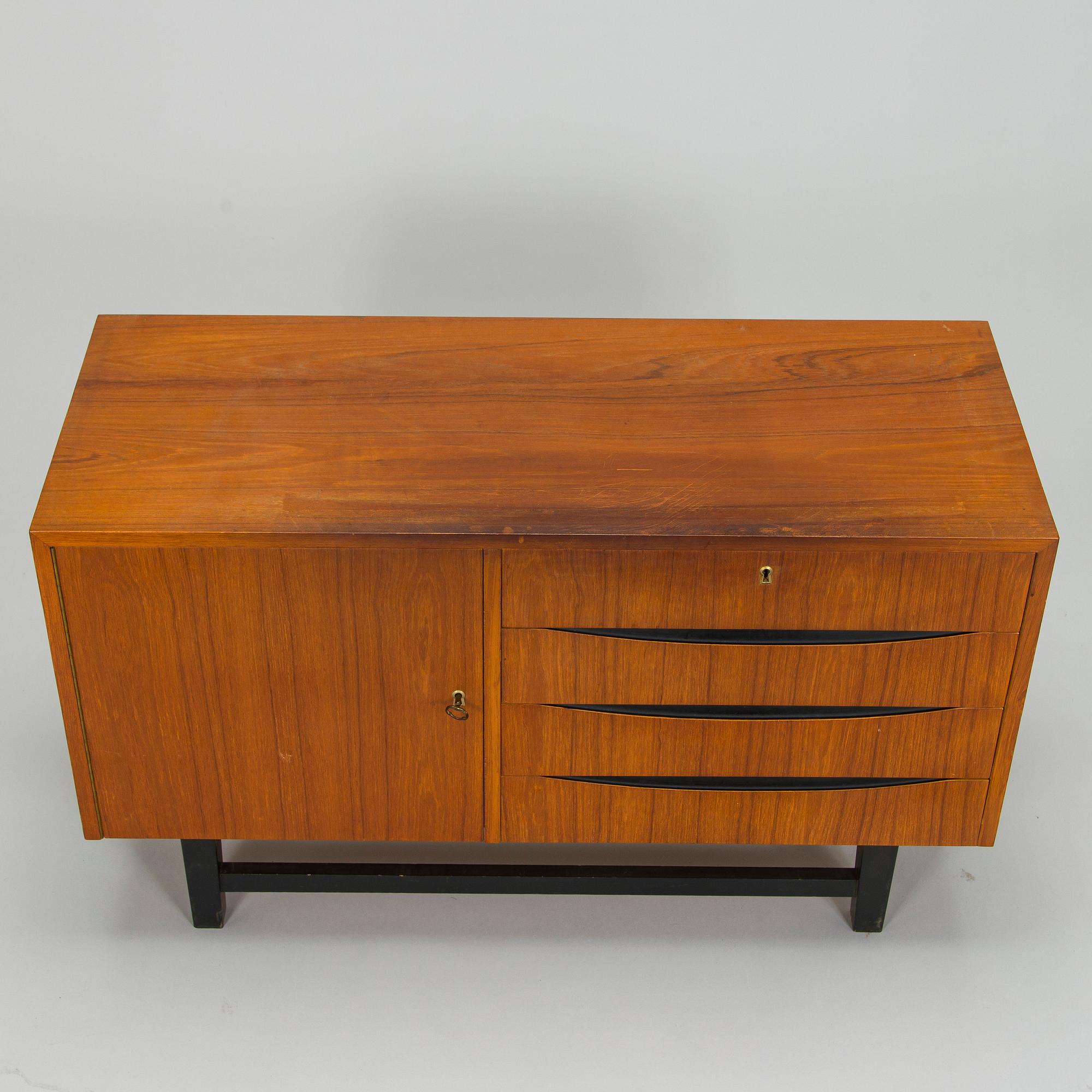 Skänk 1900-talets mitt.