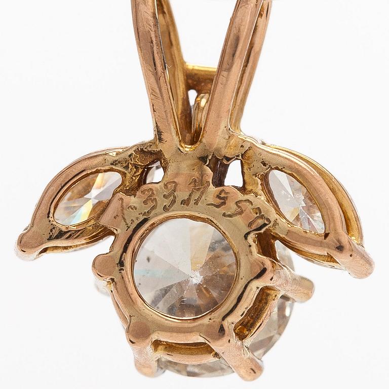 Riipus, 18K kultaa briljantti- ja markiisihiottuja timantteja yht. noin 1.77 ct.
