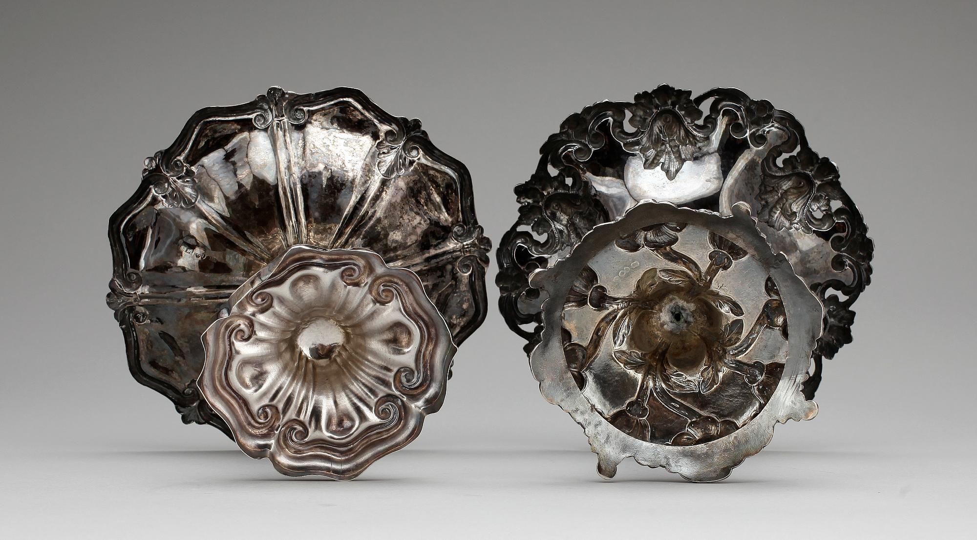 SKÅLAR, 2 st, silver, nyrokoko, bla Adolf Lilja, Stockholm, 1850 resp 1866. Totalvikt ca 555 g.