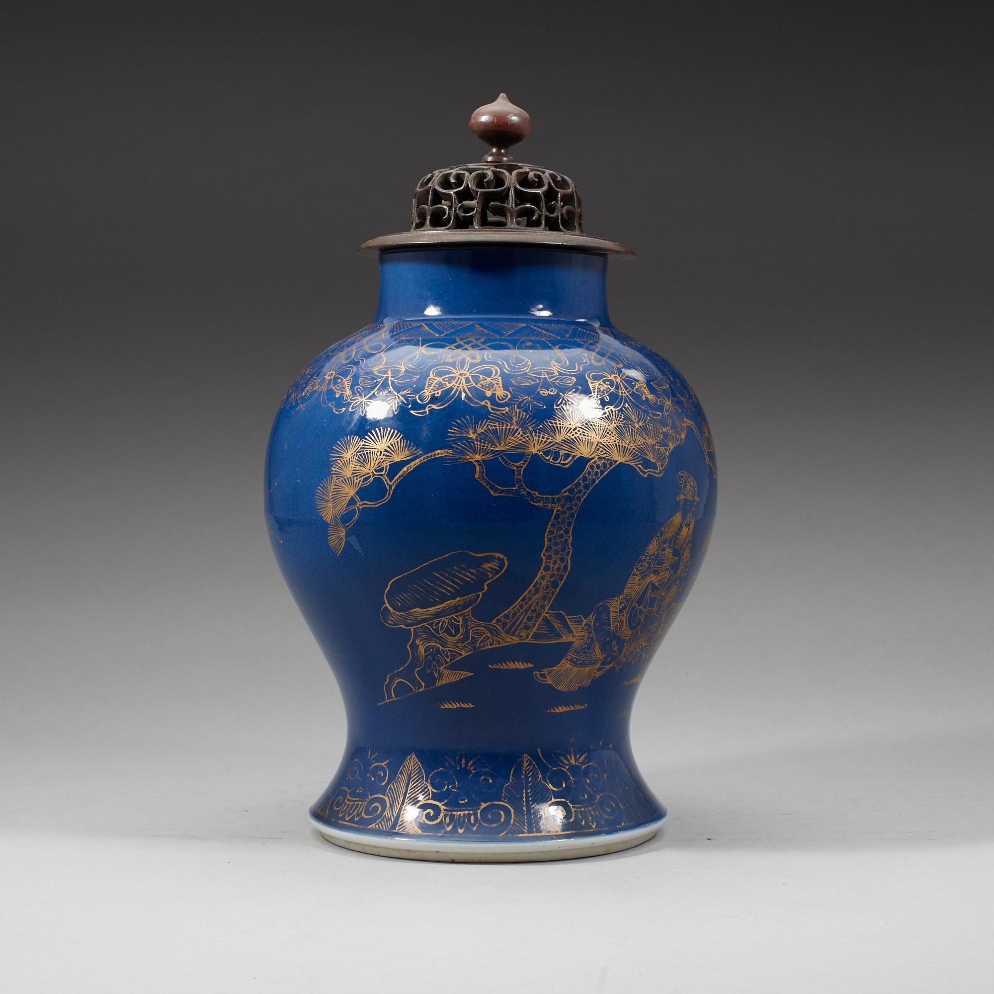 A powderblue vase, late Qing dynasty (1644-1912).