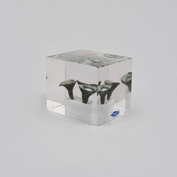 ÅRSKUB, glas, Oiva Toikka, Nuutajärvi,  signerad, numrerad 479/2000 samt daterad 1978.