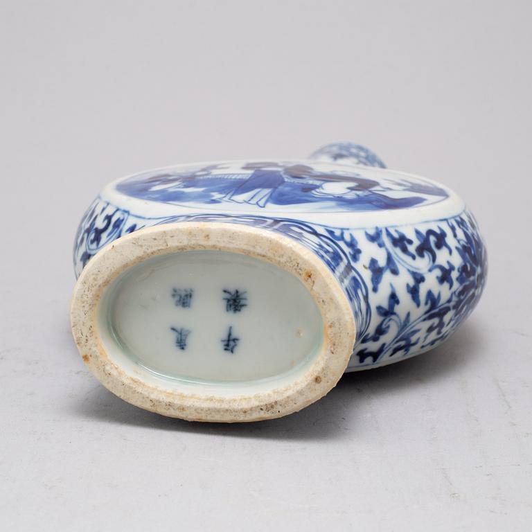 A blue and white moon flask, Qing dynasty, late 19th century.