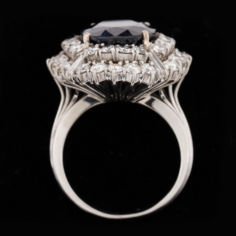 RING, 18k vitguld med safir ca8,02ct och briljantslipade diamanter tot ca3,00ct. Vikt ca 12g.