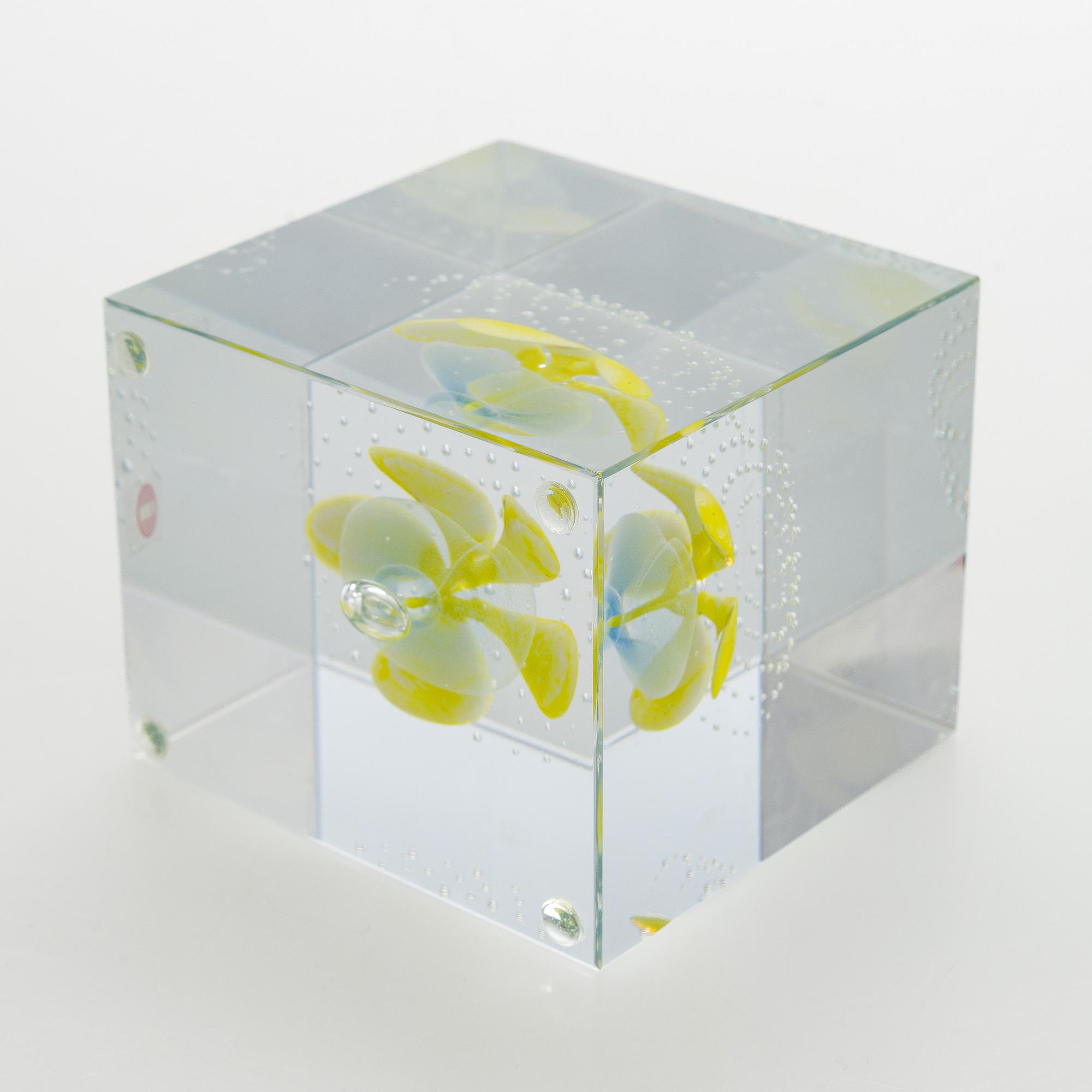 Oiva Toikka, an annual glass cube 2000, signed Oiva Toikka Nuutajärvi 2000, 960/2000.