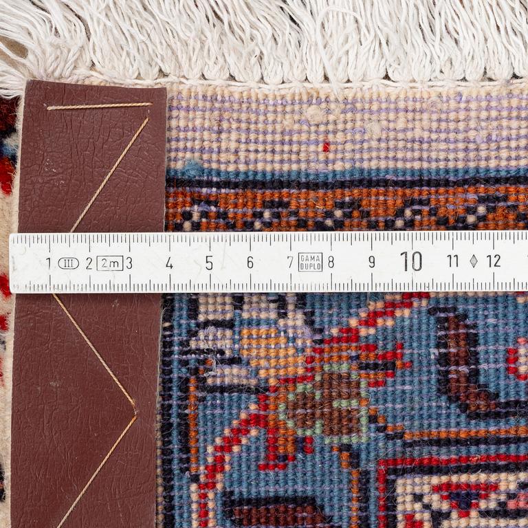 A Sarouk carpet, circa 300 x 209 cm.