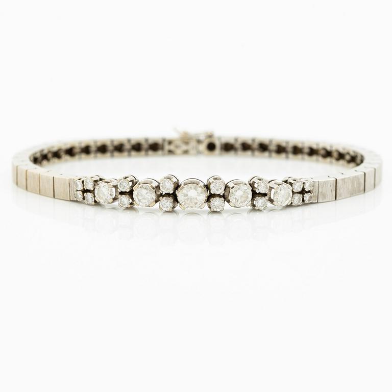 Bracelet 18K white gold with brilliant-cut diamonds.