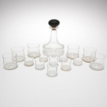 KARAFF SAMT 14 GLAS, "Kaptenens glasservis", Tapio Wirkkala, Iittala. Modellen formgiven 1963.