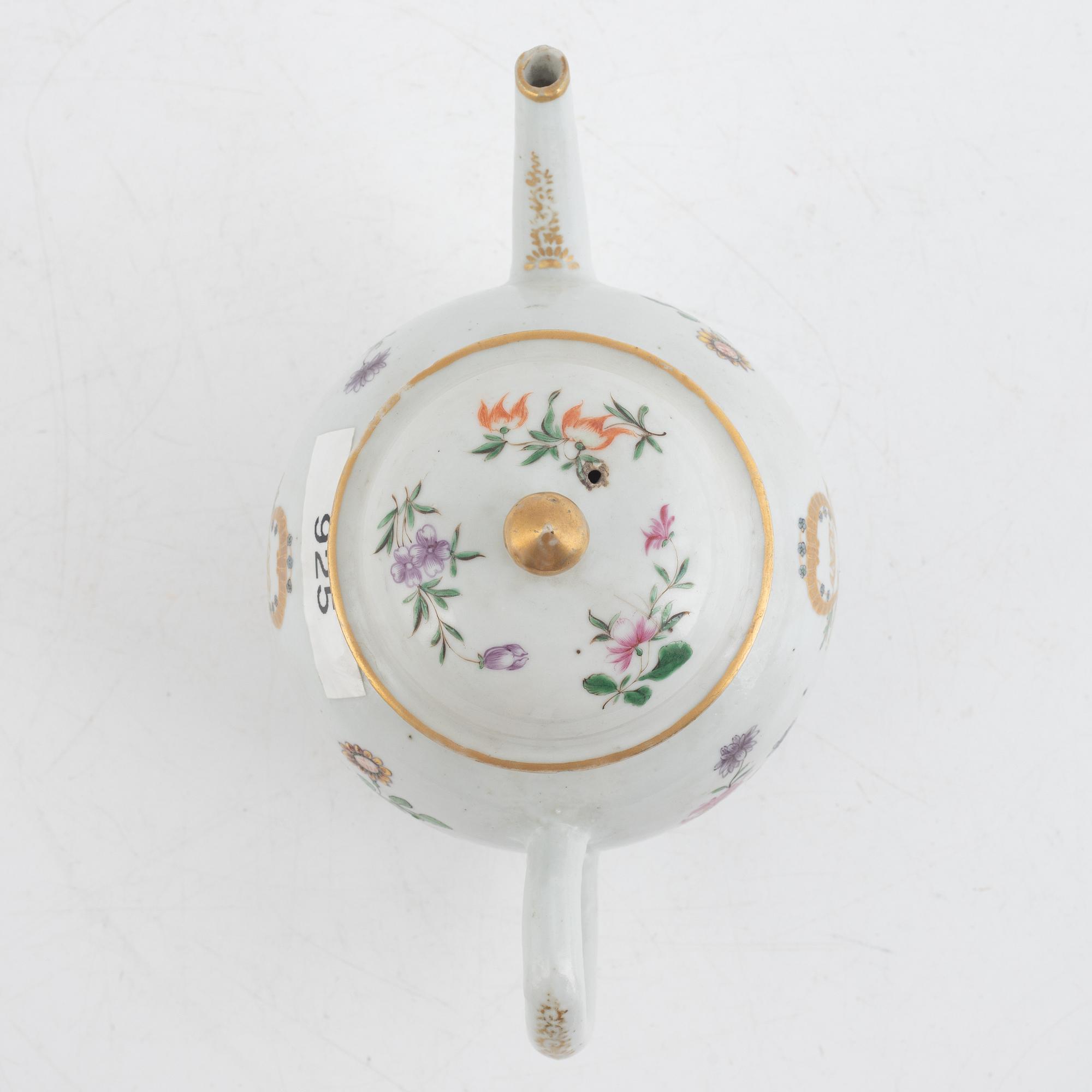 A Chinese porcelain tea service, 14 pieces, Qing dynasty, Qianlong (1736-95).