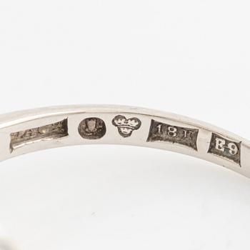 Ring 18K vitguld med en boutonformad pärla och gammalslipade diamanter.