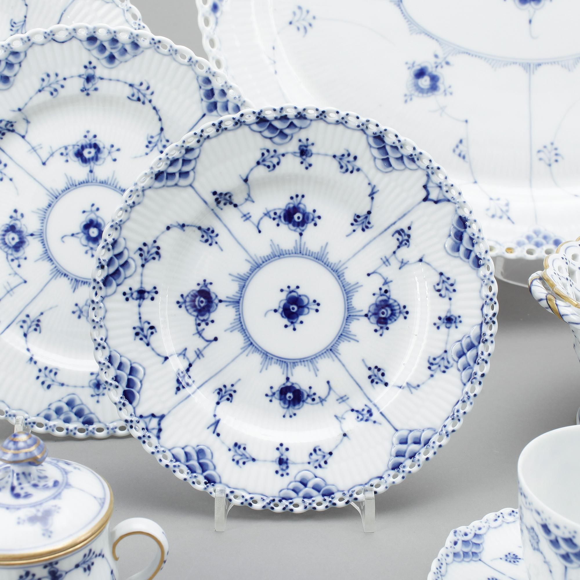SERVISDELAR, 84 stycken, porslin, Musselmalet, Royal Copenhagen.