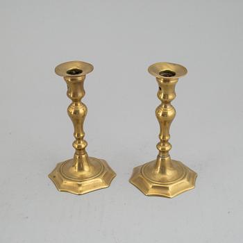 LJUSSTAKAR, ett par, brons, 1700-tal.