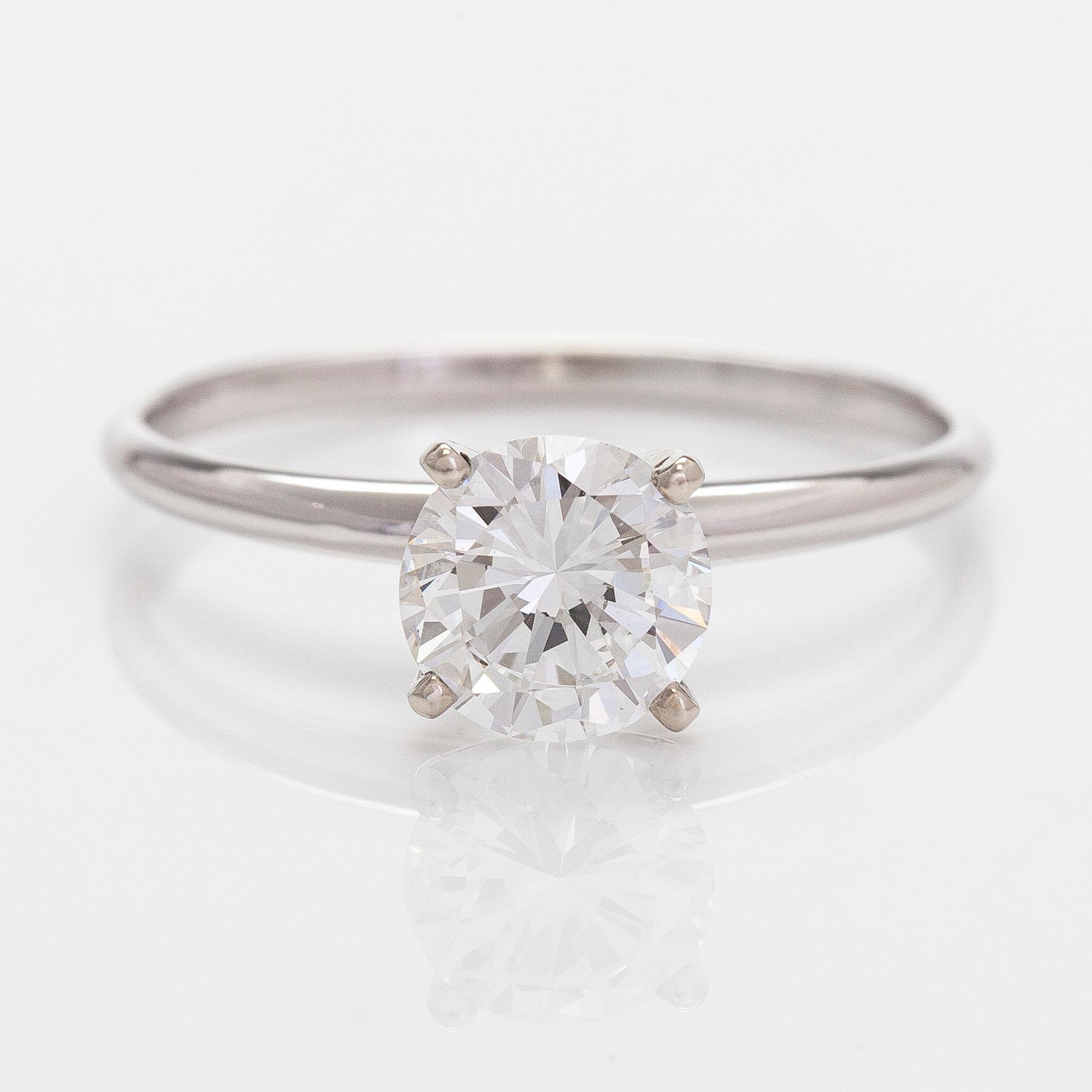 Ring, 14K vitguld, med briljantslipad diamant ca 1.02 ct. Med GIA certifikat.