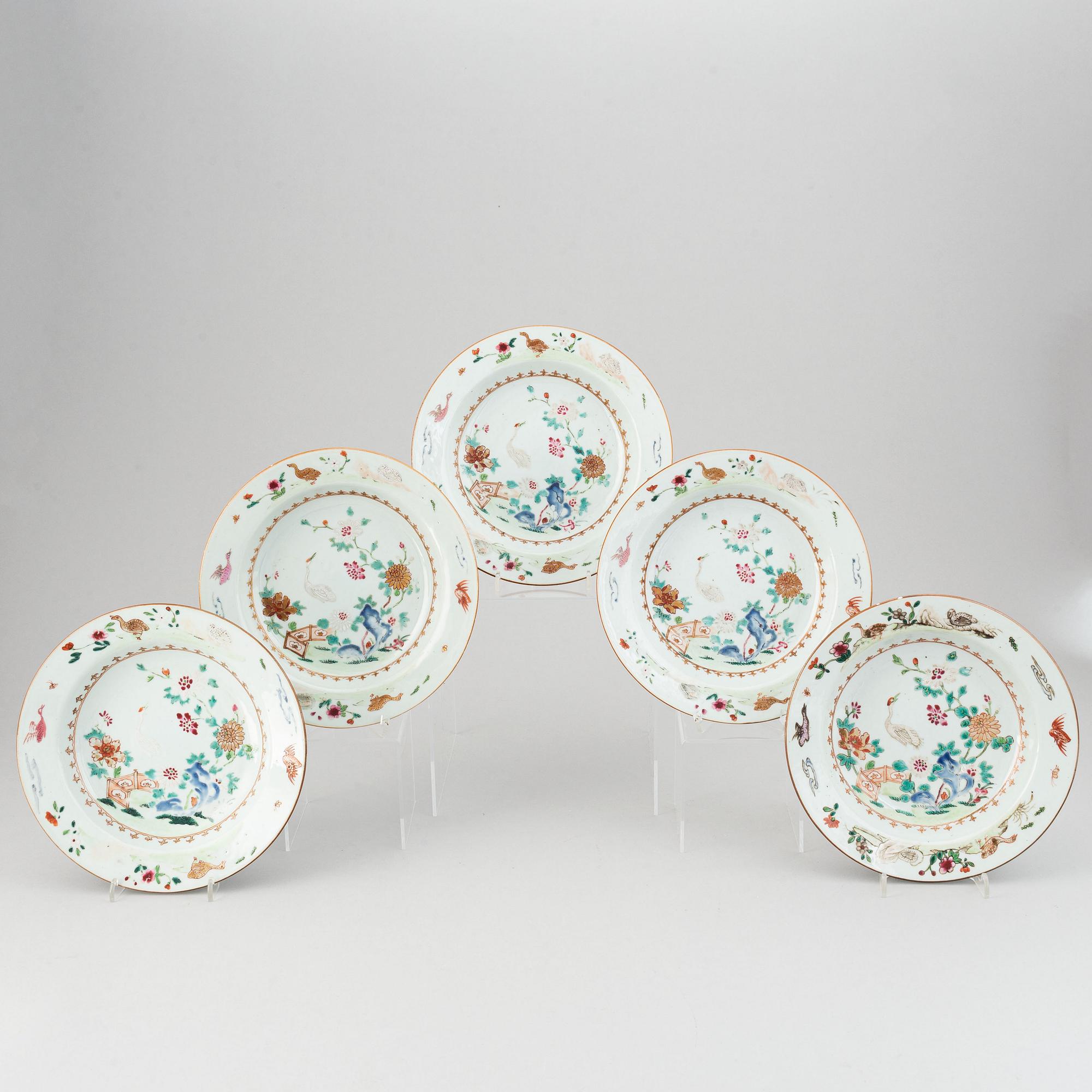Tallrikar, fem stycken, kompaniporslin. Qingdynastin, Qianlong (1736-95).
