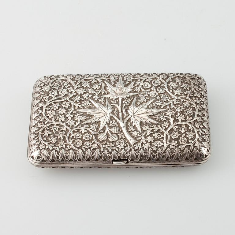 CIGARETTETUI, ostämplat silver. Vikt ca 148,7 g.