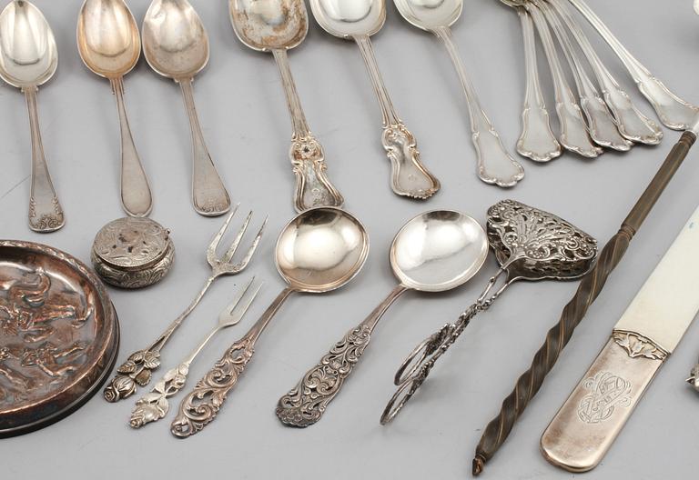 PARTI SILVER, 37 delar, mestadels Sverige, 1800- och 1900-tal, vikt ca 1250 g.