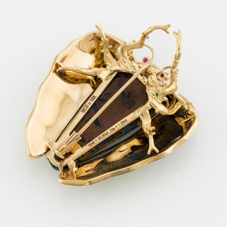Brosch, fjäril, 18K guld med emalj, syntetisk opal, rubiner och briljantslipade diamanter.