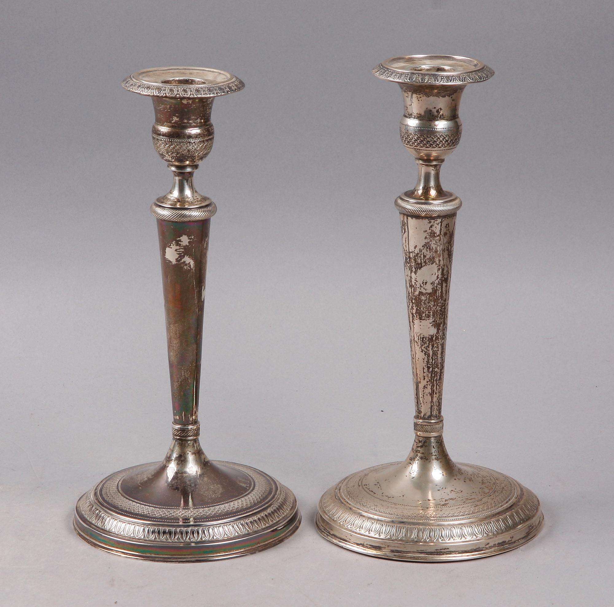 LJUSSTAKAR, ett par, silver. Oidentifierad stämplar. Senempire, 1800-talets mitt.