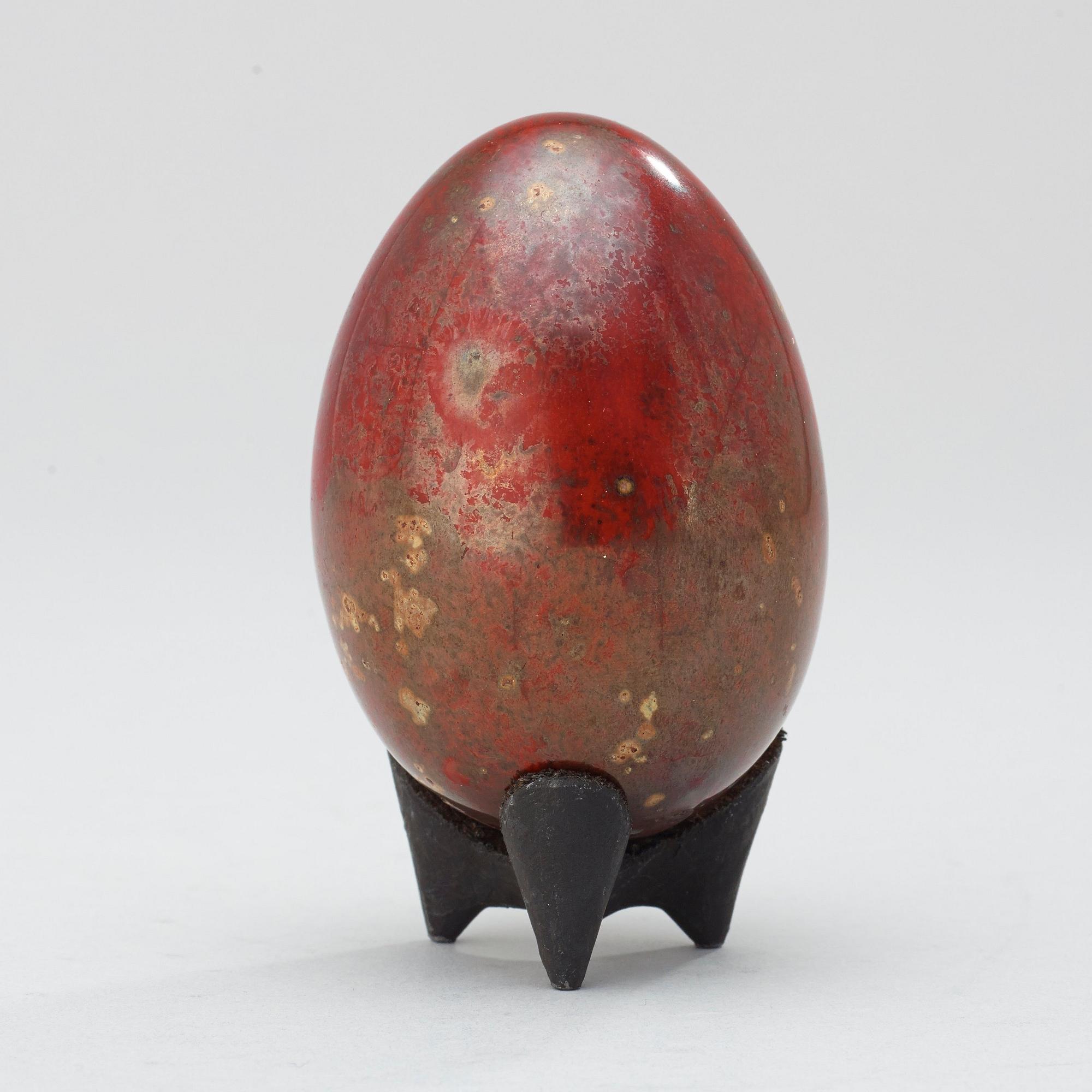 A Hans Hedberg faience box and two eggs, Biot, France.