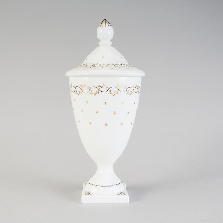 A lidded urn in opaque glass, Strömbäcks glassworks, first half of 19th century.