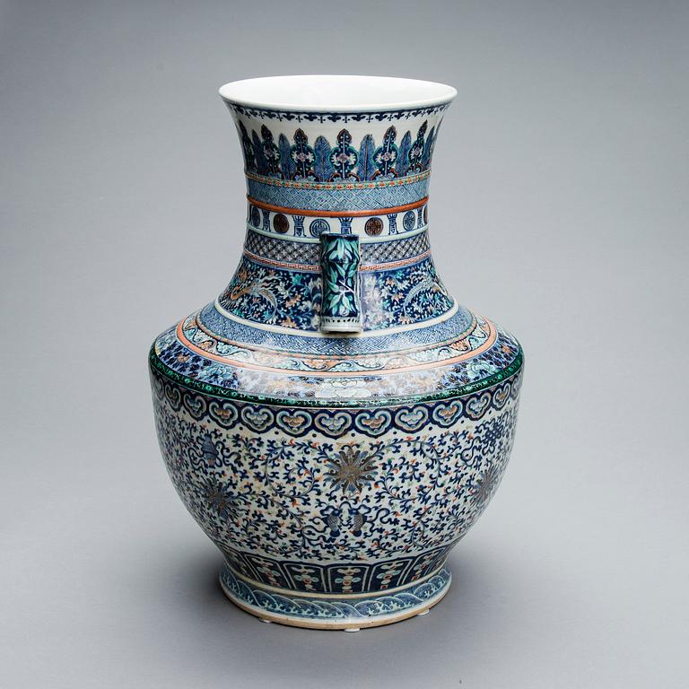 CHINESE PORCELAIN URN, Guangxu 1875-1908.