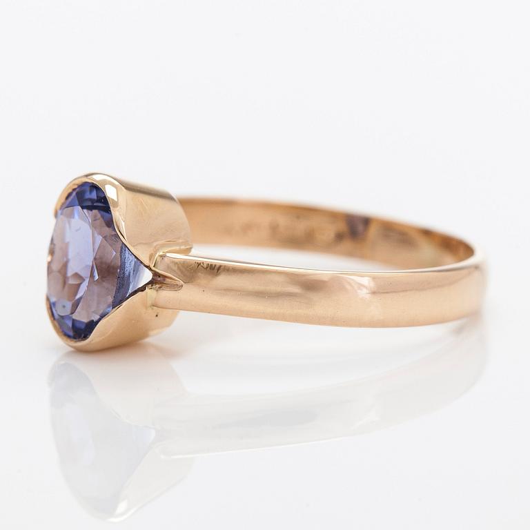 Ring, 14K gold with an oval-cut tanzanite.