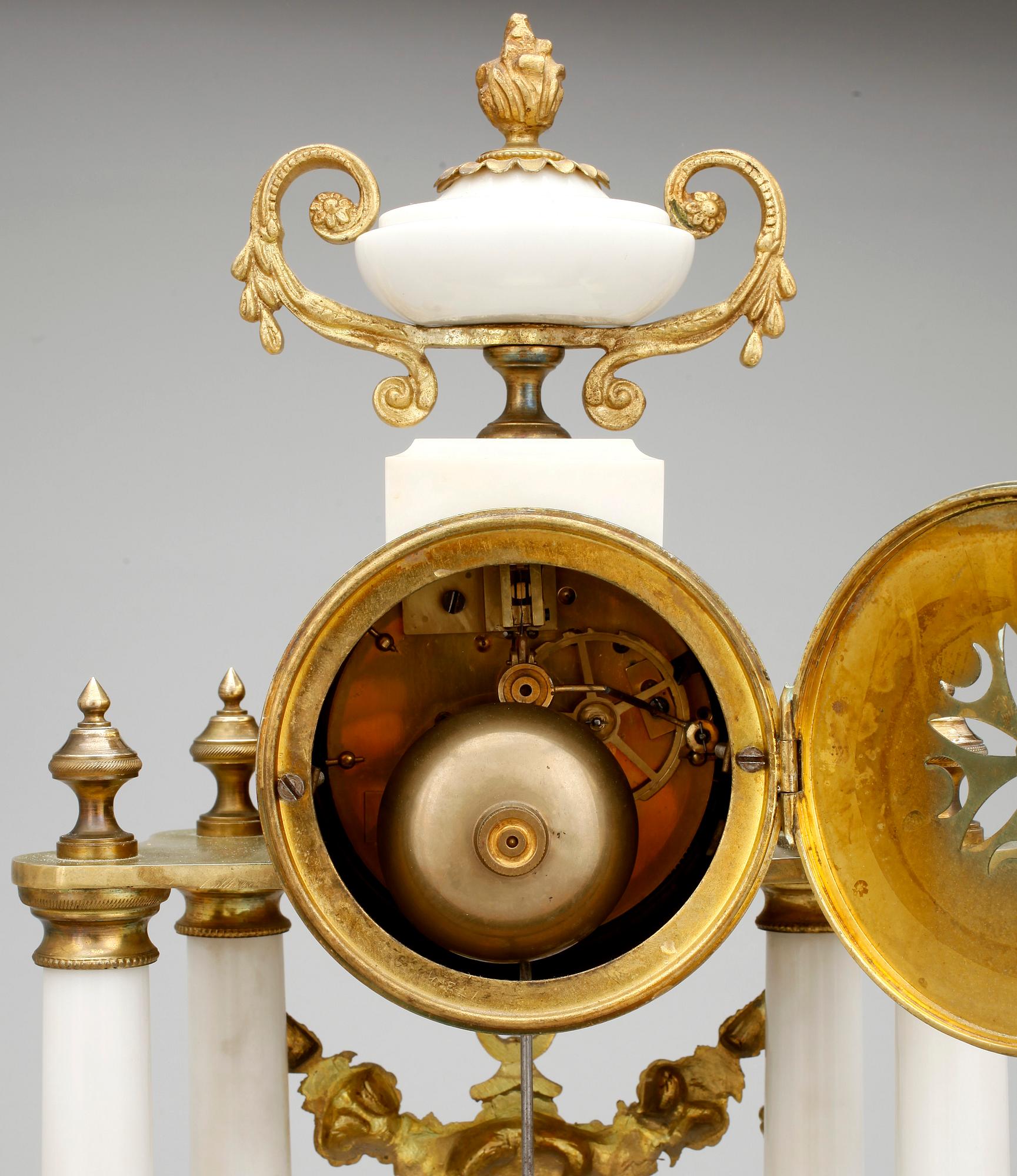 BORDSPENDYL, Louis XVI-stil, 1900-talets första hälft.