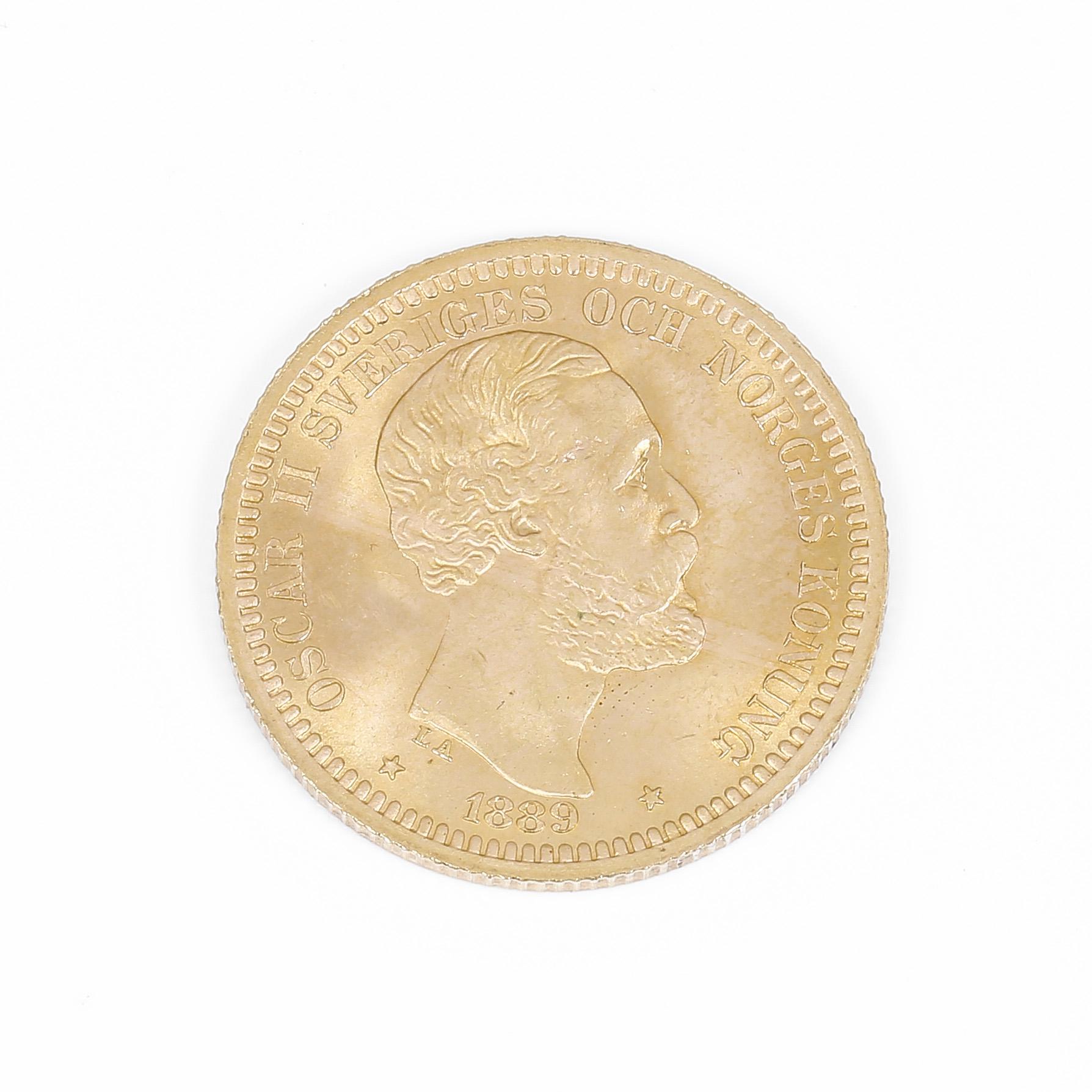 GULDMYNT, troligen omkring 20 karat. Oscar II, 20 kr. Vikt ca 8,9 gram.