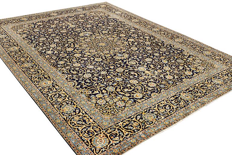 A Kashan carpet, a. 420 x 309 cm.