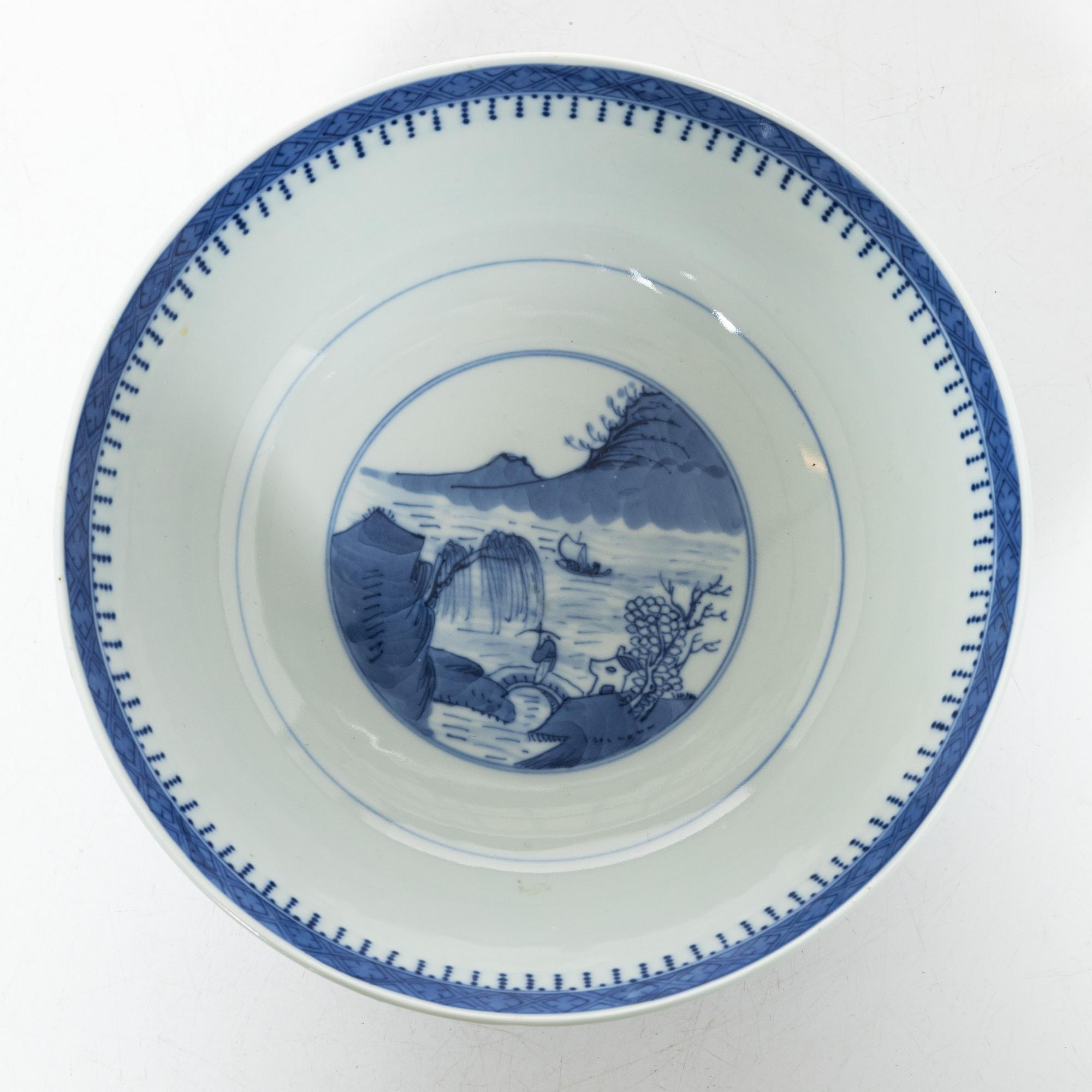 A blue and white export porcelain bowl, China, Qing dynasty early 19th century.