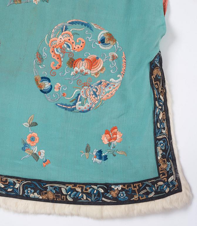 An embroidered silk and fur winter coat, late Qing dynasty (1644-1912).