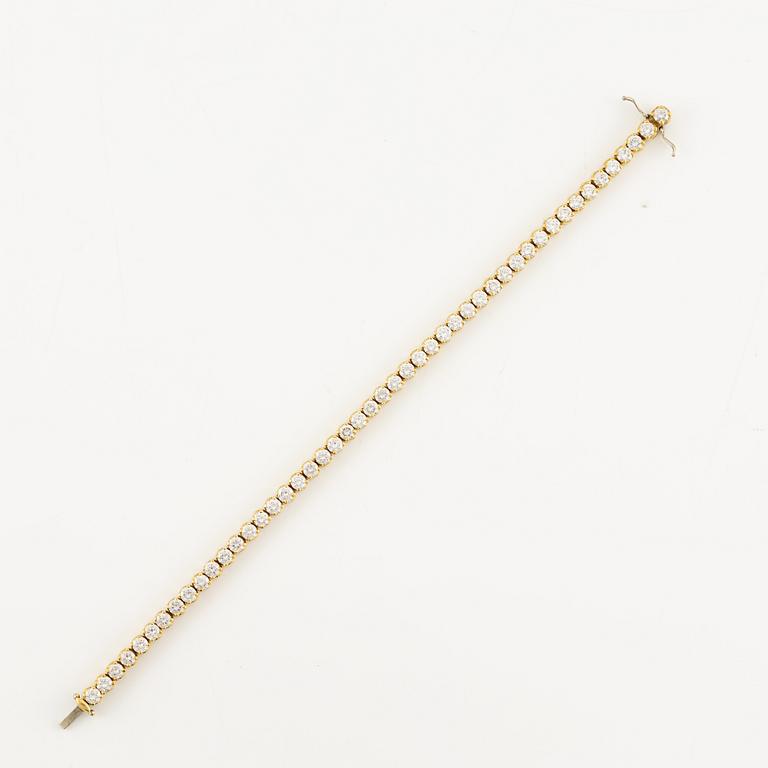A tennis bracelet in 14K gold with round brilliant-cut diamonds.