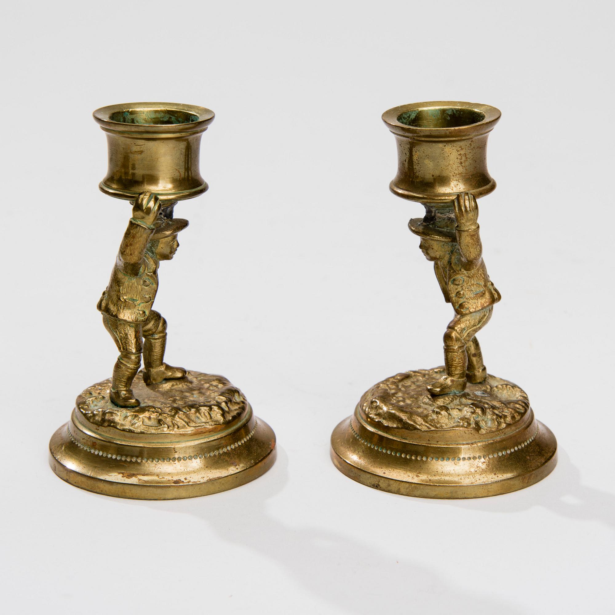 SKRIVBORDSGARNITYR, 5 delar, mässing, 1880-tal.