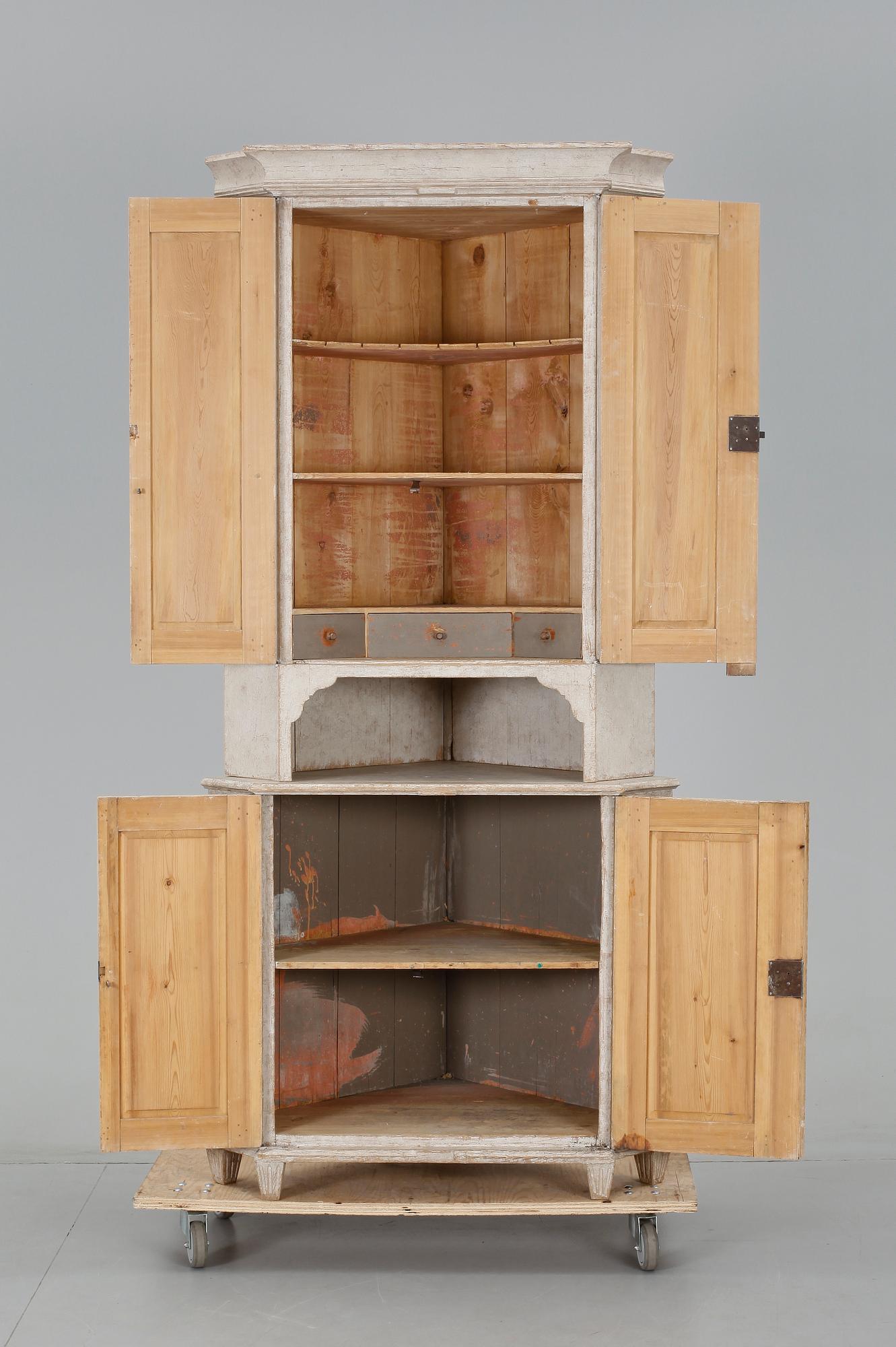 HÖRNSKÅP, gustavianskt provinsarbete, 1800-tal.