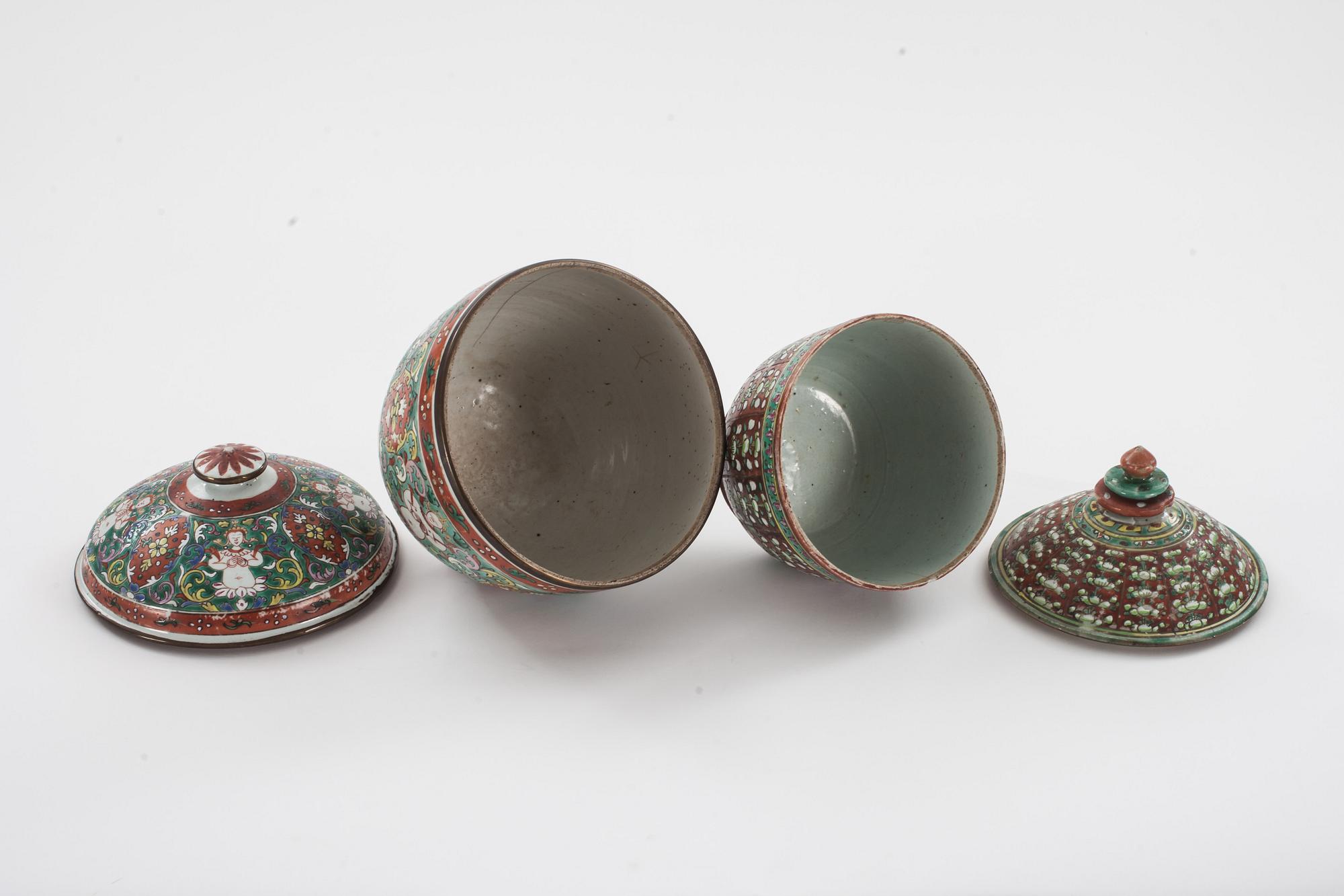 URNOR MED LOCK, porslin, 2 st. Bencharong,  Thailand, 1800-talets slut.