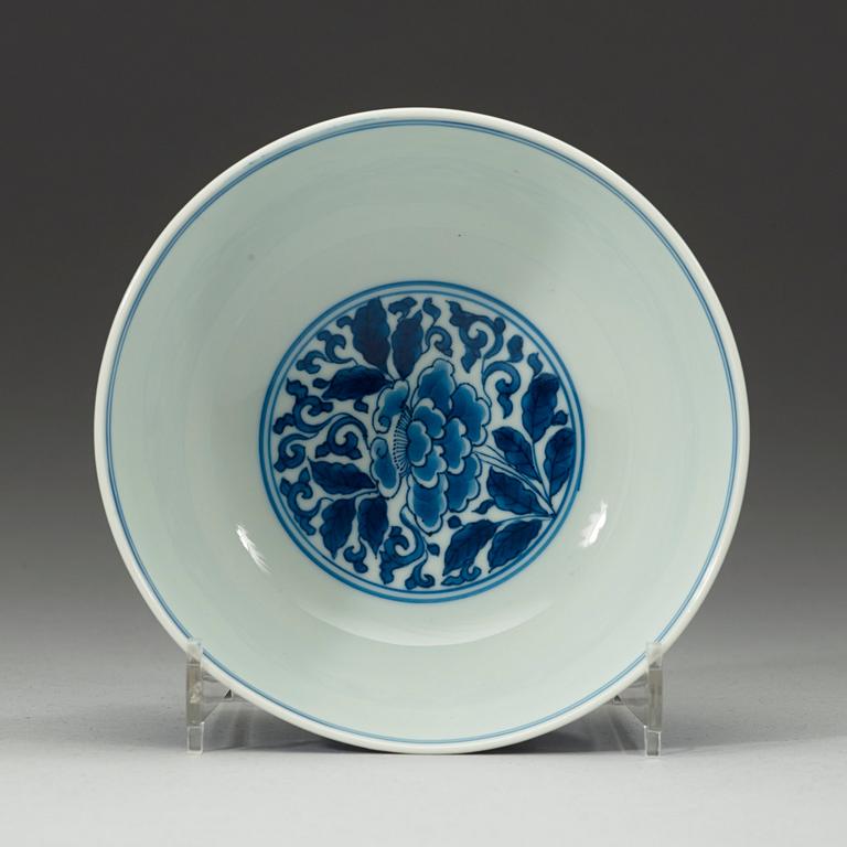 A blue and white bowl, Qing dynasty Kangxi (1662-1722). With Kangxis six characters mark and of the period.